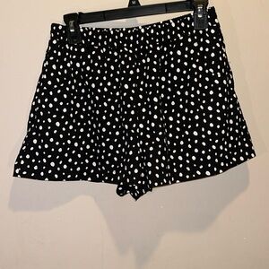 Black and white dotted Versona Shorts